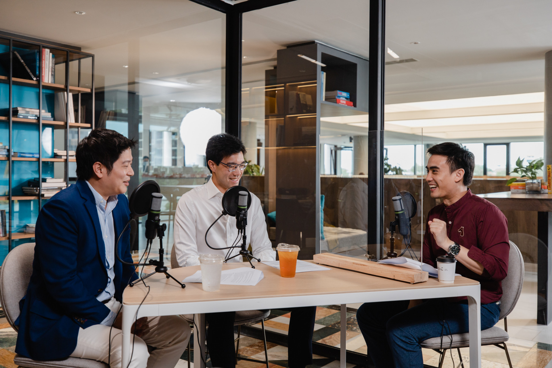 siri podcast สิริ พอดแคสต์ คุณสน - บริวัฒน์ ปิ่นประดับ Partner & Managing Director Boston Consulting Group และ คุณพัตเตอร์ - พีระภัทร ศิริจันทรโรภาส Managing Director บริษัท ชาร์จ แมเนจเม้นท์ จำกัด ต๊ะ พิภู